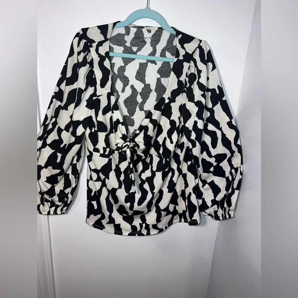 Ava & Viv, XXL, black cream animal print deep V tie front,elastic long, puff sle